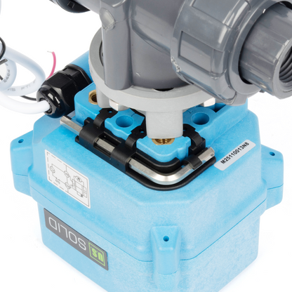 1/2" 3 Yönlü UPVC Motorlu Küresel Vana, L Tipi, 9–24V AC/DC, 2 Kablolu Otomatik Geri Dönüş, IP67 Tam Geçişli, Normalde Kapalı ve Manuel Sıfırlama Özelliği