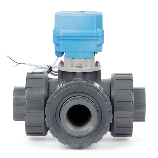 1-1/2" 3-Wege-Kugelhahn aus PVC mit Motorantrieb, L-Form, 9–24 V AC/DC, 2-adrige automatische Rückstellung, Schutzart IP67, voller Durchgang, normalerweise geschlossen mit manueller Rückstellung