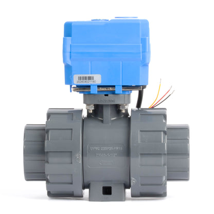 Válvula de bola motorizada de UPVC de doble unión de 1-1/2" - 24 V CC, control único de 3 cables, con anulación manual y sello de EPDM.